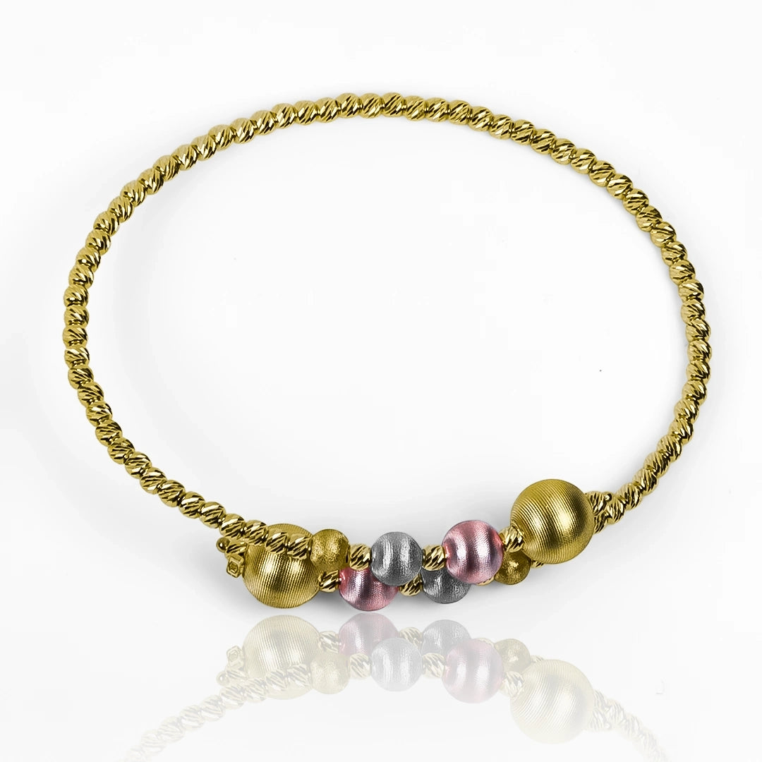 Pulsera brazalete diamantado arena 3 oros, fabricada en oro 18K, por Joyería Caracas. Cuenta con garantía para toda la vida.