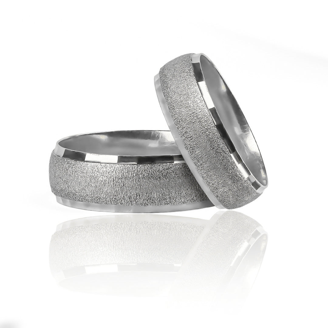 Argollas de matrimonio bisel picado, fabricadas en oro 18k de Joyería Caracas, cuentan con certificado de calidad y garantía para toda la vida.