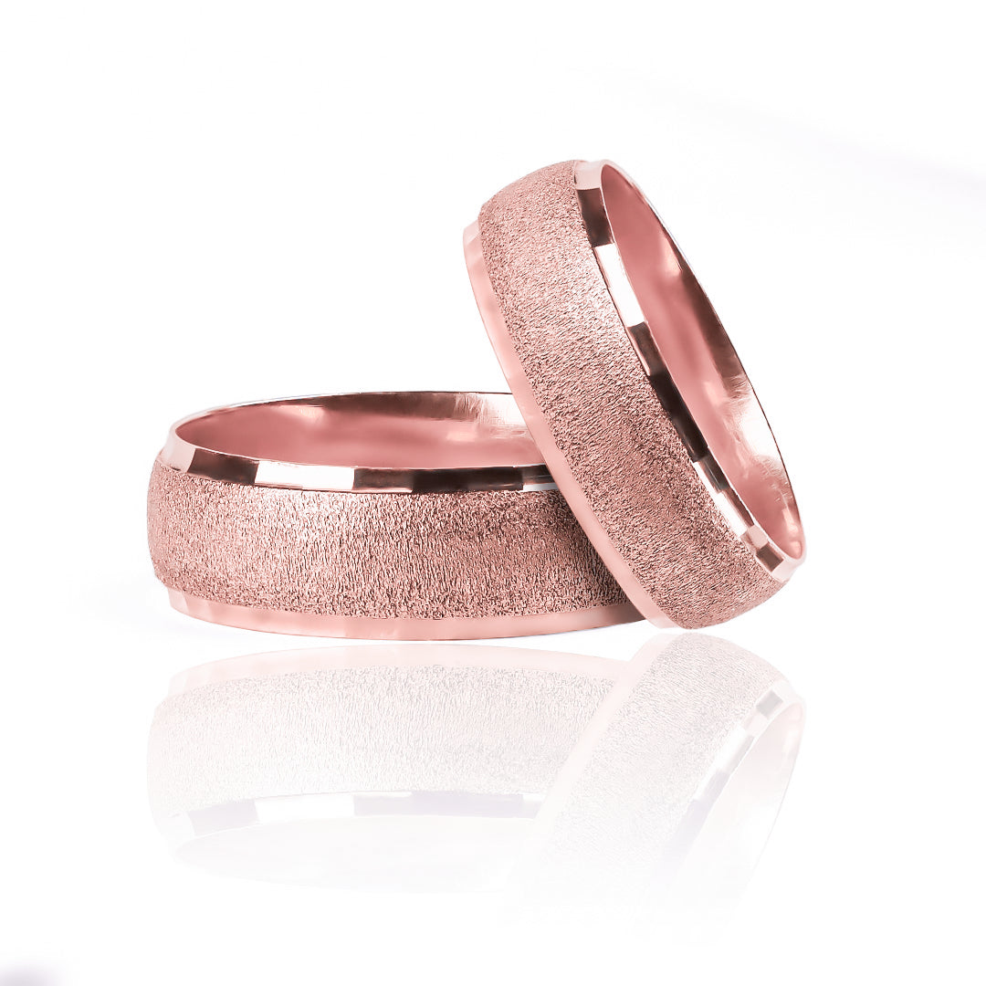 Argollas de matrimonio bisel picado, fabricadas en oro 18k de Joyería Caracas, cuentan con certificado de calidad y garantía para toda la vida.