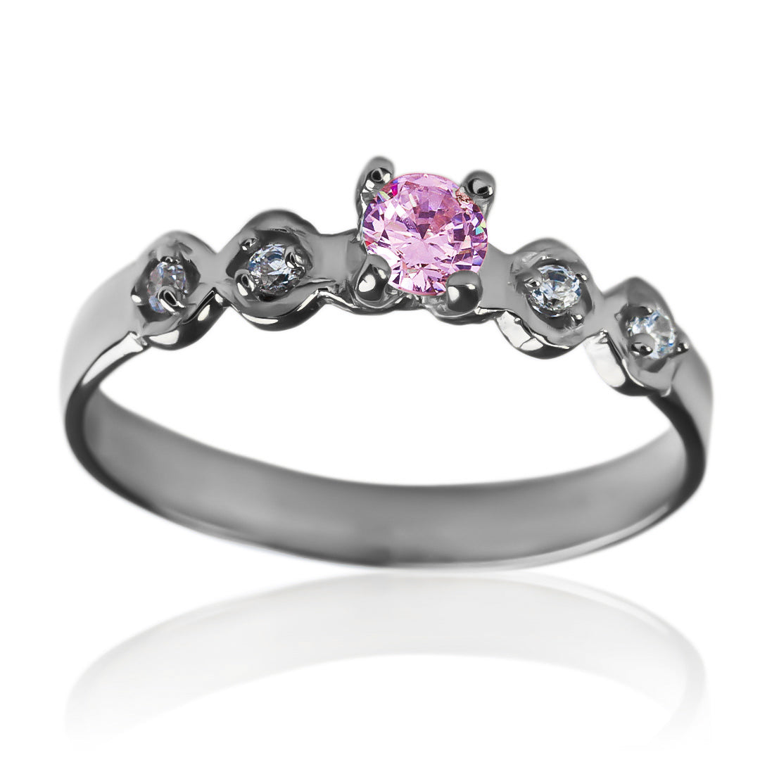 Anillo de compromiso Bricks. Hecho en Joyería Caracas con oro de 18 k, este anillo viene con certificado de calidad y garantía de por vida.