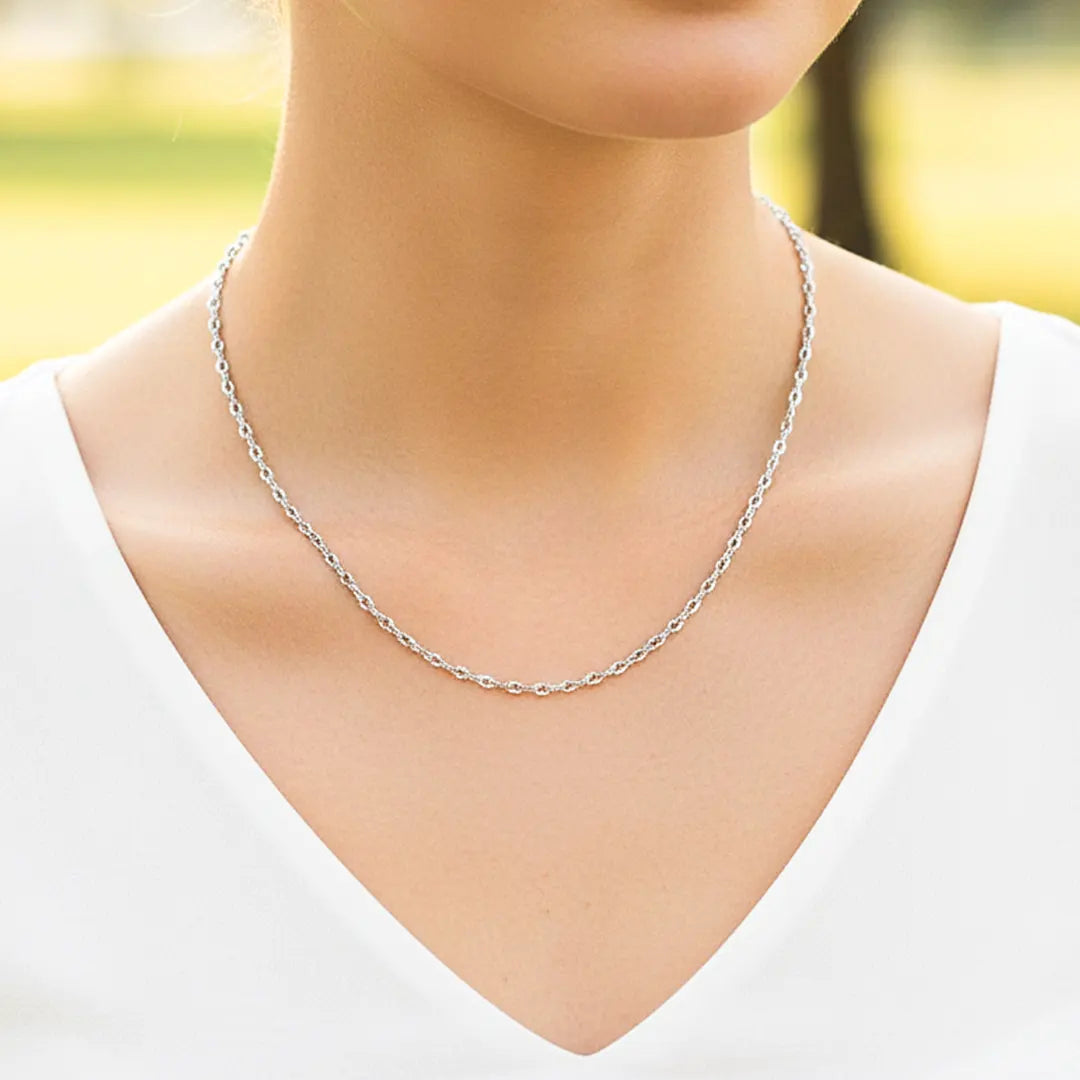 Cuello de modelo usando una cadena en tejido clásico en oro blanco de 18 quilates de Joyería Caracas.