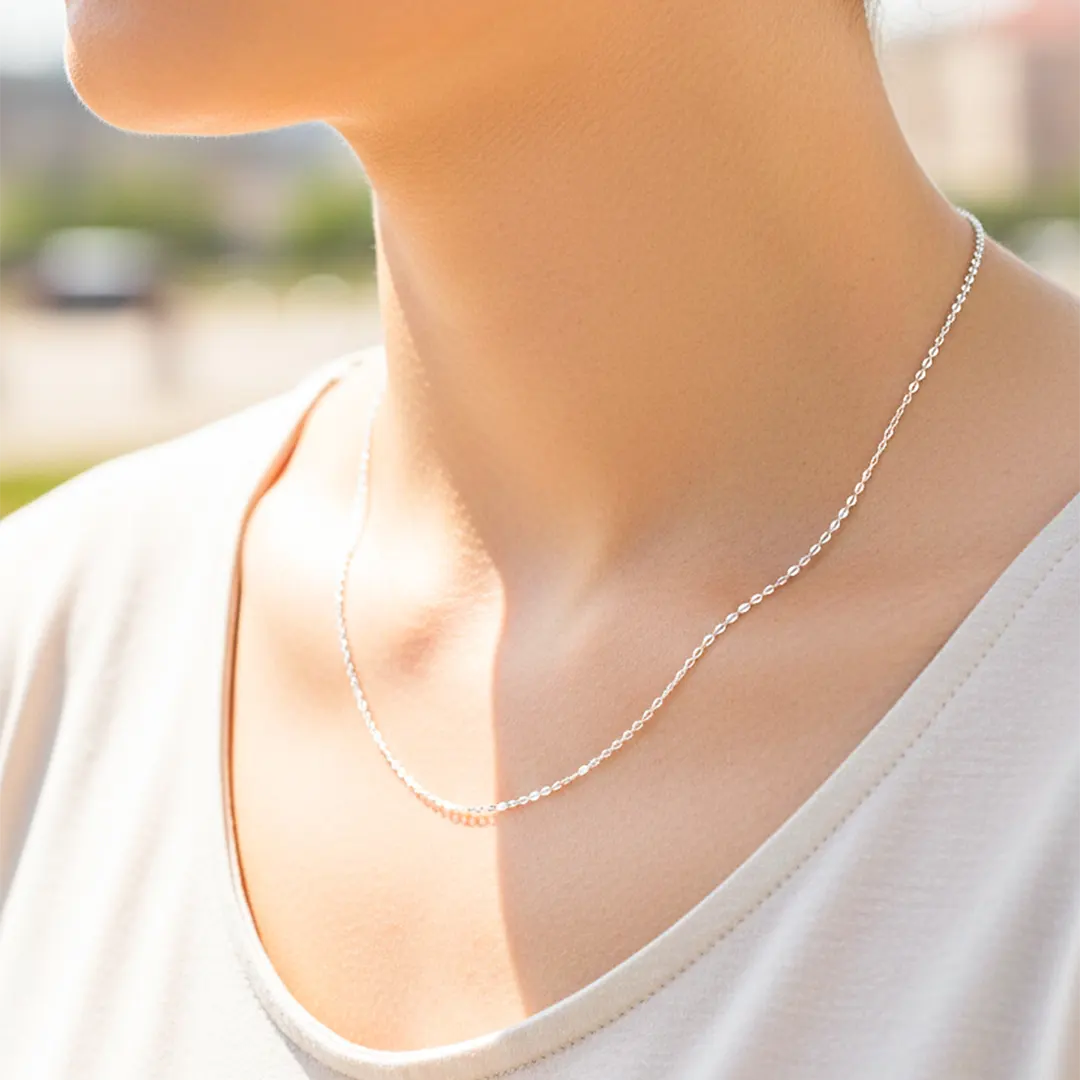 Cuello de modelo usando una cadena tejido clásico en oro blanco de 18 quilates de Joyería Caracas.