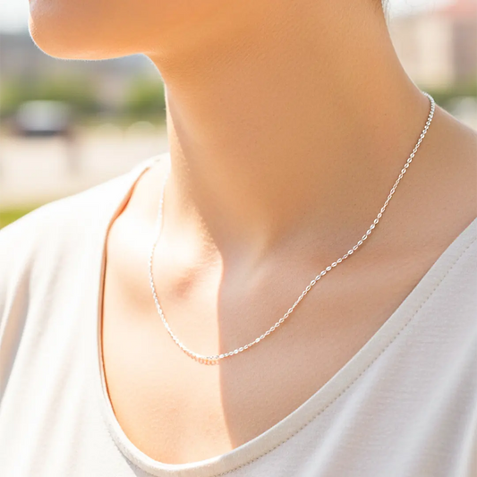 Cuello de modelo usando una cadena tejido clásico en oro blanco de 18 quilates de Joyería Caracas.