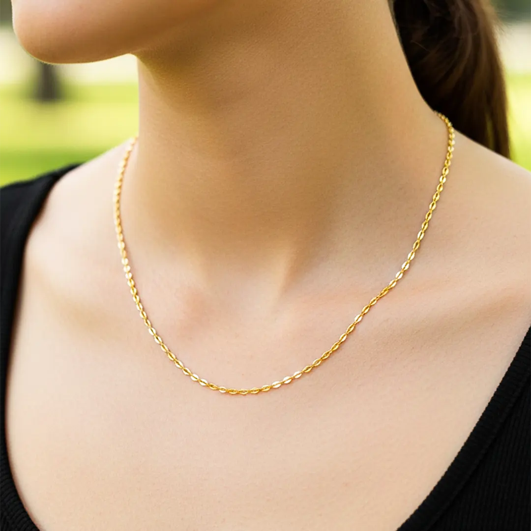 Cuello de modelo usando una cadena en tejido clásico en oro amarillo de 18 quilates de Joyería Caracas.