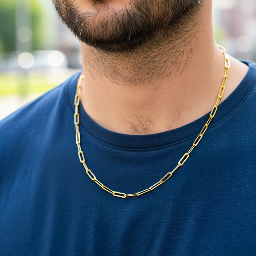 Cuello de modelo usando una cadena en tejido clip en oro amarillo de 18 quilates de Joyería Caracas.