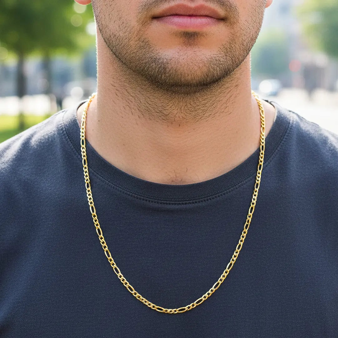 Cuello de modelo usando una cadena en tejido cubano 3x1 en en oro amarillo de 18 quilates de Joyería Caracas.