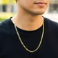 Cuello de modelo usando una cadena en tejido cubano 3x1 en oro amarillo de 18 quilates de Joyería Caracas.