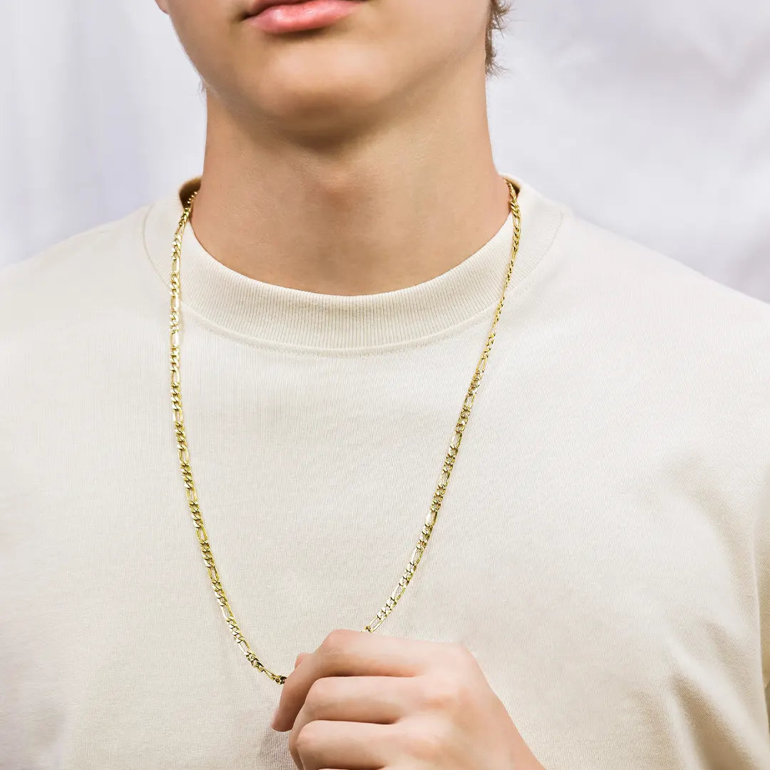 Cuello de hombre usando una cadena de tejido 3x1 de 60cm de largo en oro amarillo de 18 quilates de Joyería Caracas.