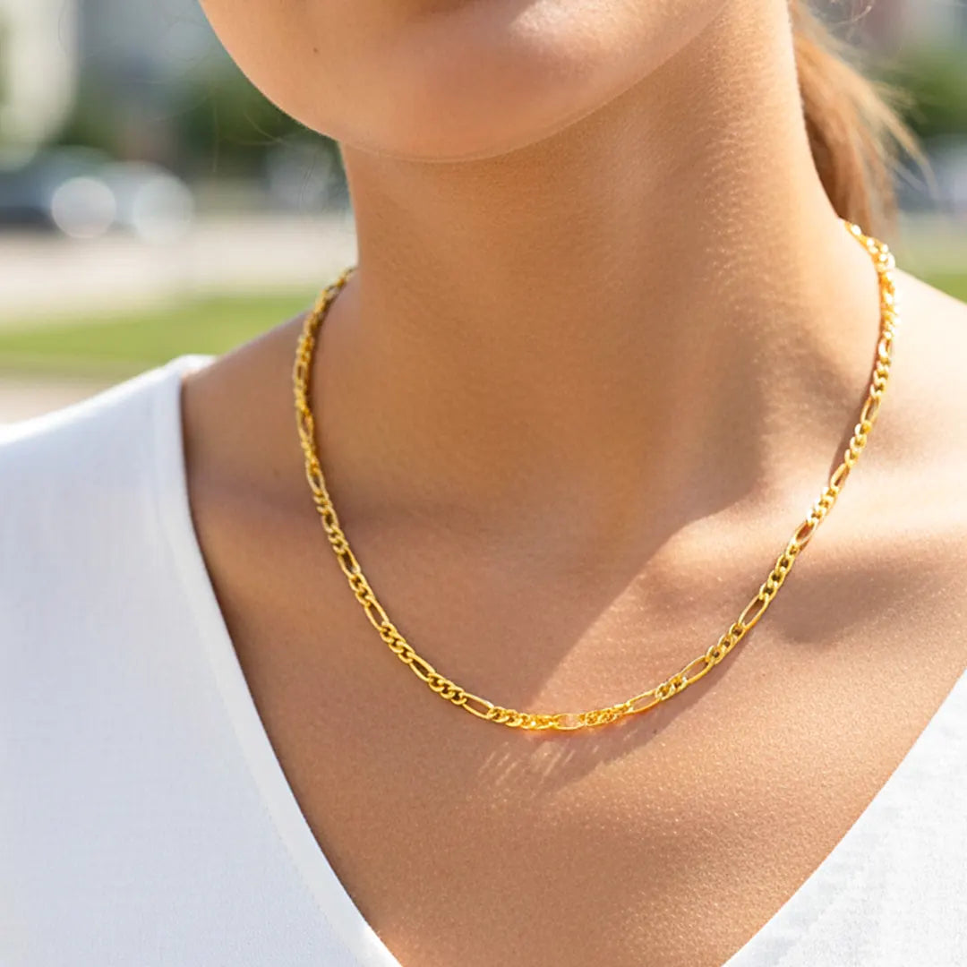Cuello de modelo usando una cadena en tejido cubano 3x1 en oro amarillo de 18 quilates de Joyería Caracas.