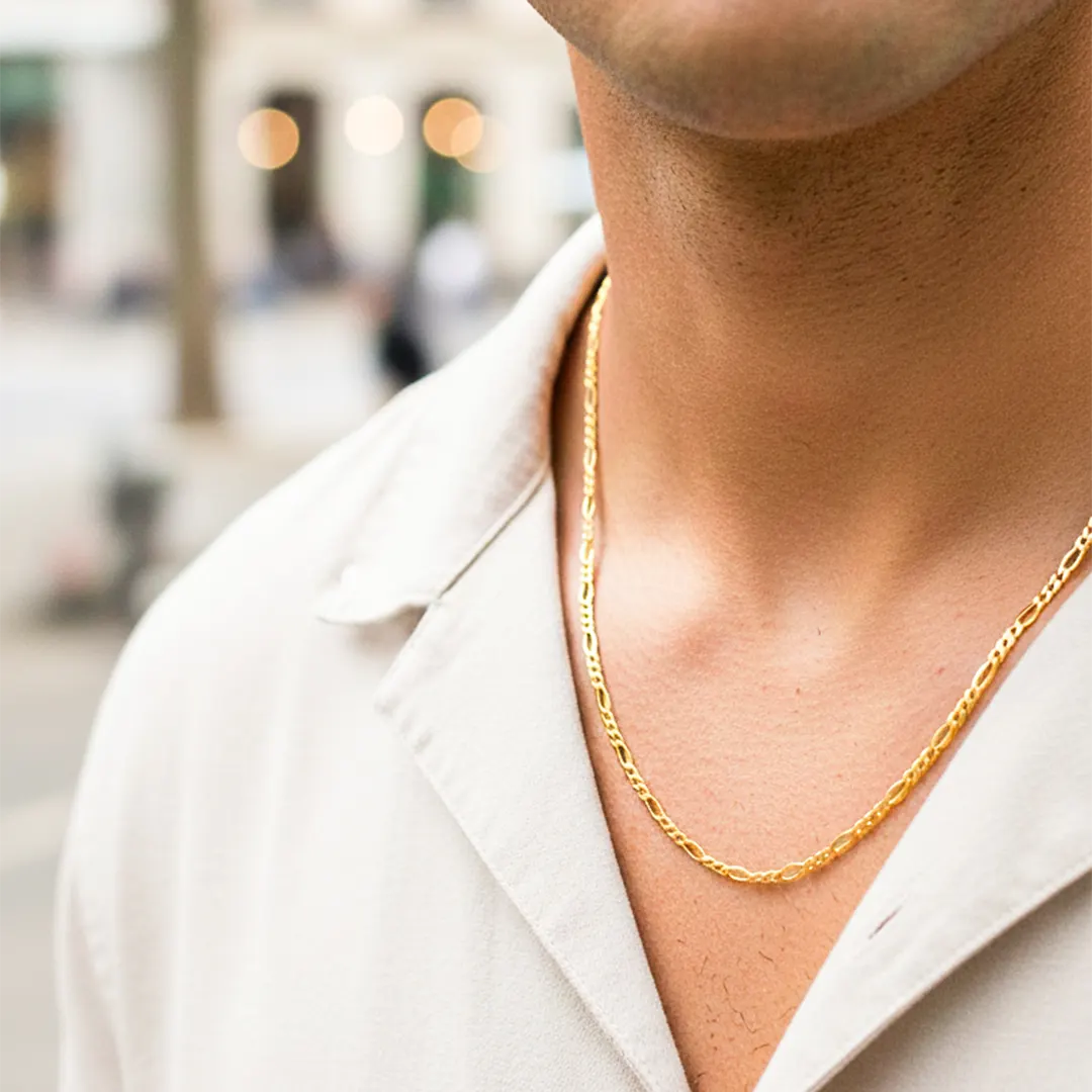 Cuello de modelo usando una cadena en tejido cubano 3x1 en oro amarillo de 18 quilates de Joyería Caracas.