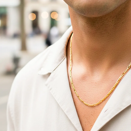 Cuello de modelo usando una cadena en tejido cubano 3x1 en oro amarillo de 18 quilates de Joyería Caracas.