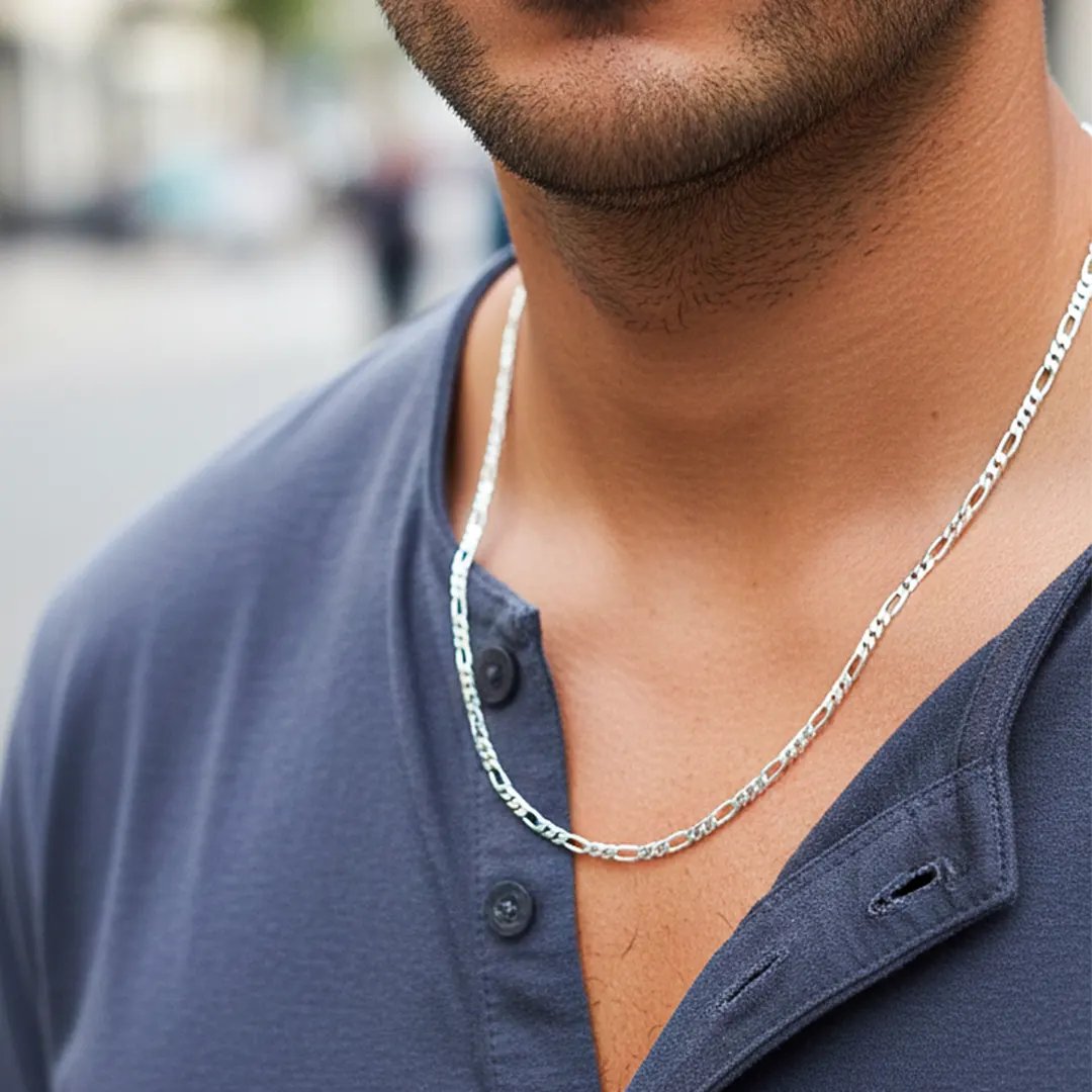 Cuello de modelo usando una cadena en tejido cubano 3x1 en oro blanco de 18 quilates de Joyería Caracas.