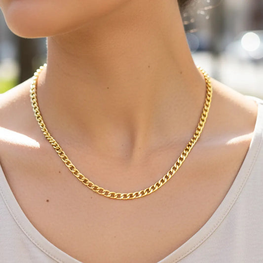 Cuello de modelo usando una cadena en tejido cubano en oro amarillo de 18 quilates de Joyería Caracas.
