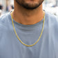 Cuello de modelo usando una cadena en tejido cubano en oro amarillo de 18 quilates de Joyería Caracas.
