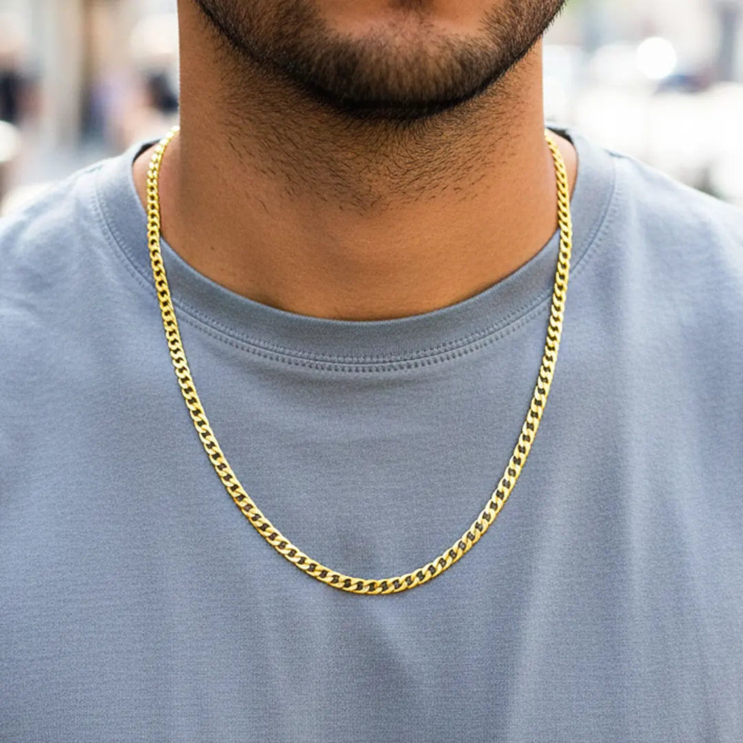 Cuello de modelo usando una cadena en tejido cubano en oro amarillo de 18 quilates de Joyería Caracas.