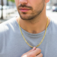 Cuello de modelo usando una cadena en tejido cubano en oro amarillo de 18 quilates de Joyería Caracas.