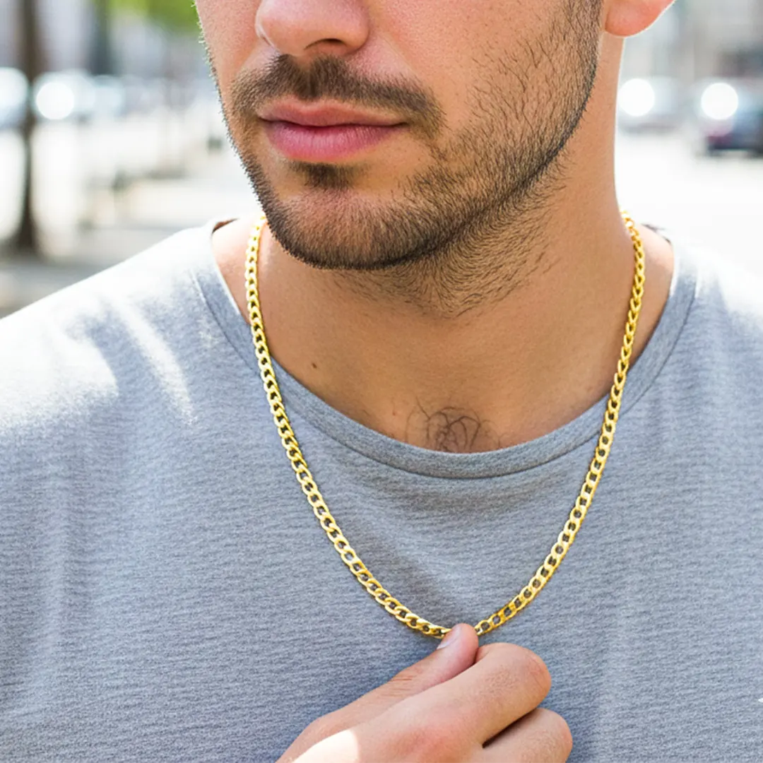 Cuello de modelo usando una cadena en tejido cubano en oro amarillo de 18 quilates de Joyería Caracas.