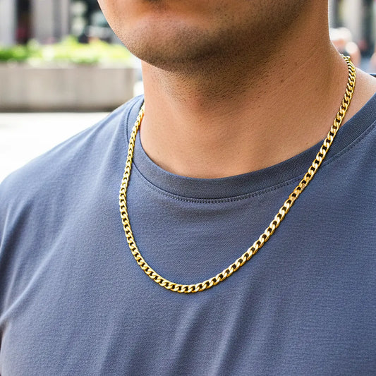 Cuello de modelo usando una cadena en tejido cubano martillada especial en oro amarillo de 18 quilates de Joyería Caracas.