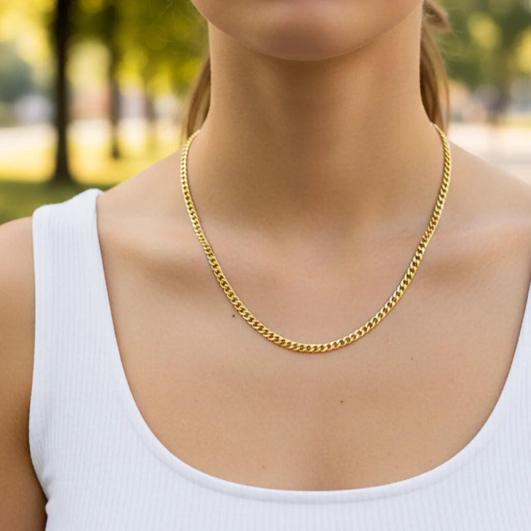 Cuello de modelo usando una cadena en tejido cubano en oro amarillo de 18 quilates de Joyería Caracas.