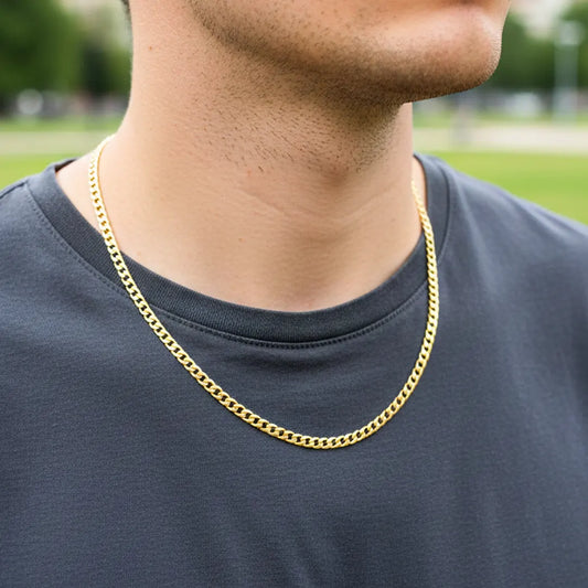 Cuello de modelo usando una cadena en tejido Cubano en oro amarillo de 18 quilates de Joyería Caracas.