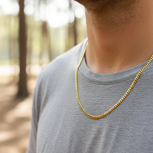 Cuello de modelo usando una cadena en tejido Cubano en oro amarillo de 18 quilates de Joyería Caracas.