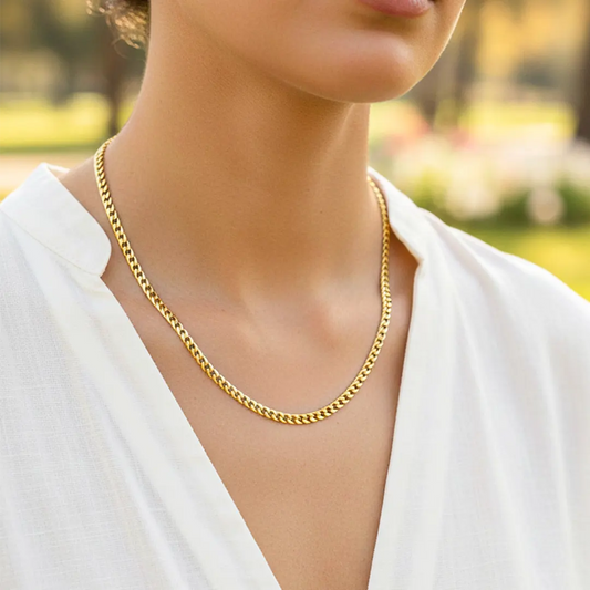 Cuello de modelo usando una cadena en tejido cubano seguido en oro amarillo de 18 quilates de Joyería Caracas.