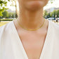 Cuello de modelo usando una cadena en tejido cubano seguido en oro amarillo de 18 quilates de Joyería Caracas.