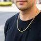 Cuello de modelo usando una cadena en tejido espina de cubo en oro amarillo de 18 quilates de Joyería Caracas.