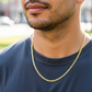 Cuello de modelo usando una cadena en tejido escalera espejo en oro amarillo de 18 quilates de Joyería Caracas.