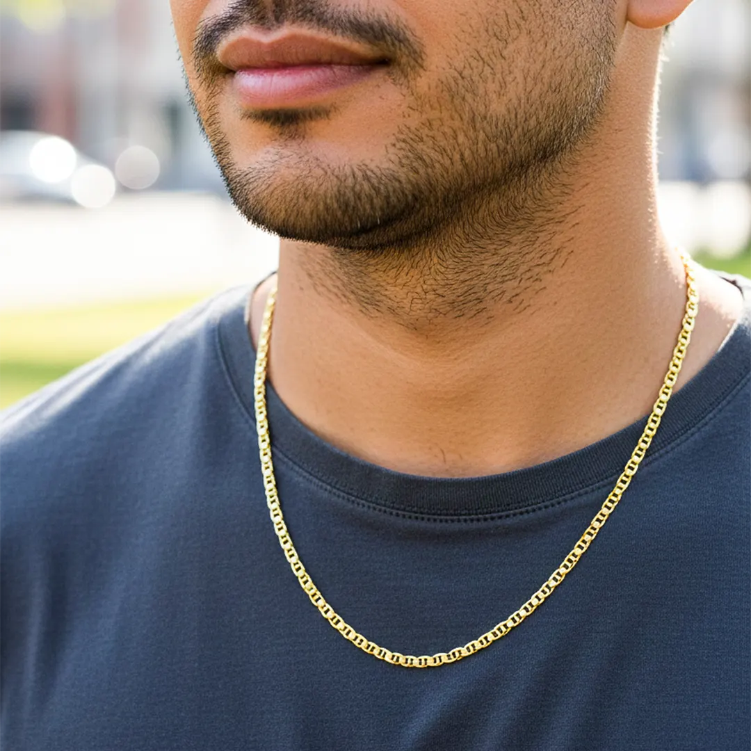 Cuello de modelo usando una cadena en tejido escalera espejo en oro amarillo de 18 quilates de Joyería Caracas.