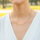 Cuello de modelo usando una cadena en tejido Franco en oro amarillo de 18 quilates de Joyería Caracas.