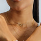 Cuello de mujer usando una cadena en tejido Franco de 45cm de largo en oro amarillo de 18 quilates de Joyería Caracas. 
