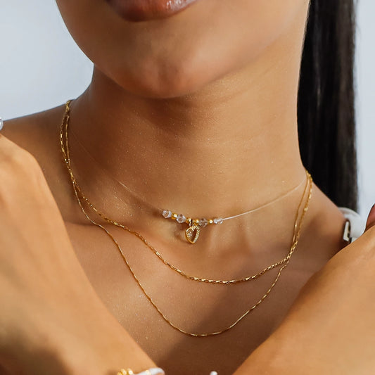 Cuello de mujer usando una cadena en tejido Franco de 45cm de largo en oro amarillo de 18 quilates de Joyería Caracas. 