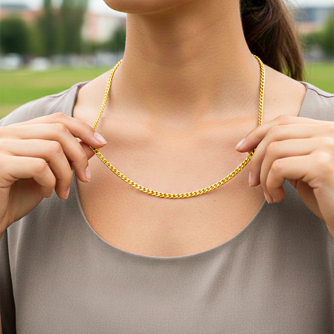 Cuello de modelo usando una cadena en tejido mini cubana en oro amarillo de 18 quilates de Joyería Caracas.