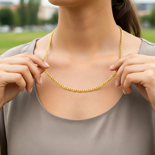 Cuello de modelo usando una cadena en tejido mini cubana en oro amarillo de 18 quilates de Joyería Caracas.