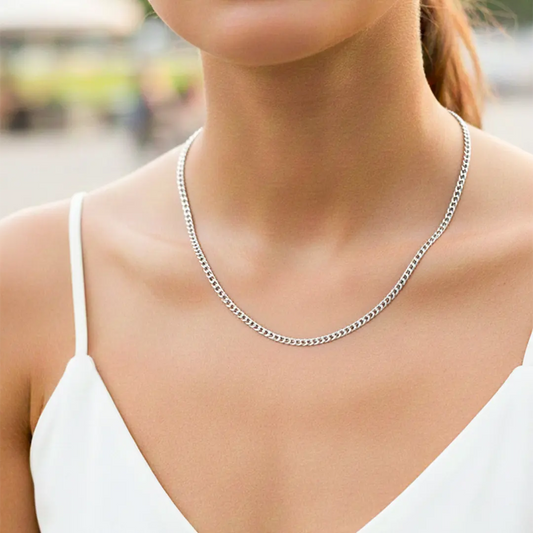 Cuello de modelo usando una cadena en tejido mini cubana en oro blanco de 18 quilates de Joyería Caracas.