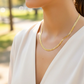 Cuello de modelo usando una cadena en tejido saduza en oro amarillo de 18 quilates de Joyería Caracas.