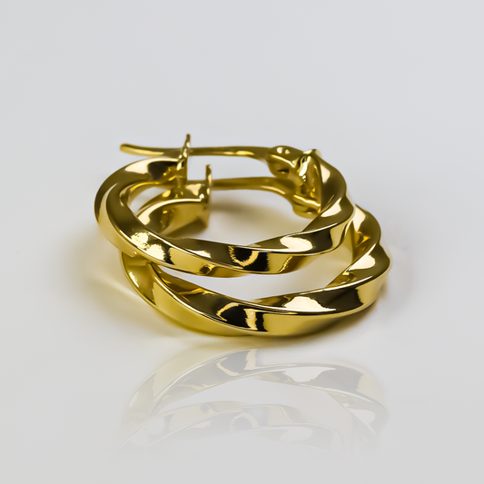 Descubre la exquisita Candonga Melcocha S con detalles en Oro 18K de Joyería Caracas. Con un diseño único y elegante, esta pieza es una declaración de sofisticación y estilo. Con garantía para toda la vida, esta joya es una inversión que perdura en el tiempo.