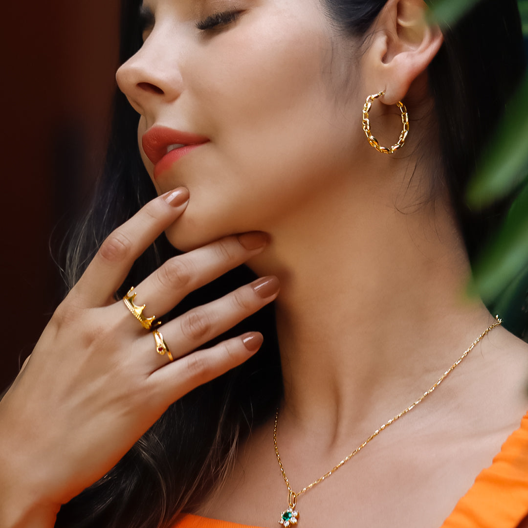 Descubra la elegancia y exclusividad de Candongas Calabrote MI. Confeccionado en oro 18K por Joyería Caracas, cada pieza es una obra de arte. Con garantía para toda la vida, su belleza durará por siempre. Deje que Candongas Calabrote MI sea el accesorio perfecto para su estilo único.