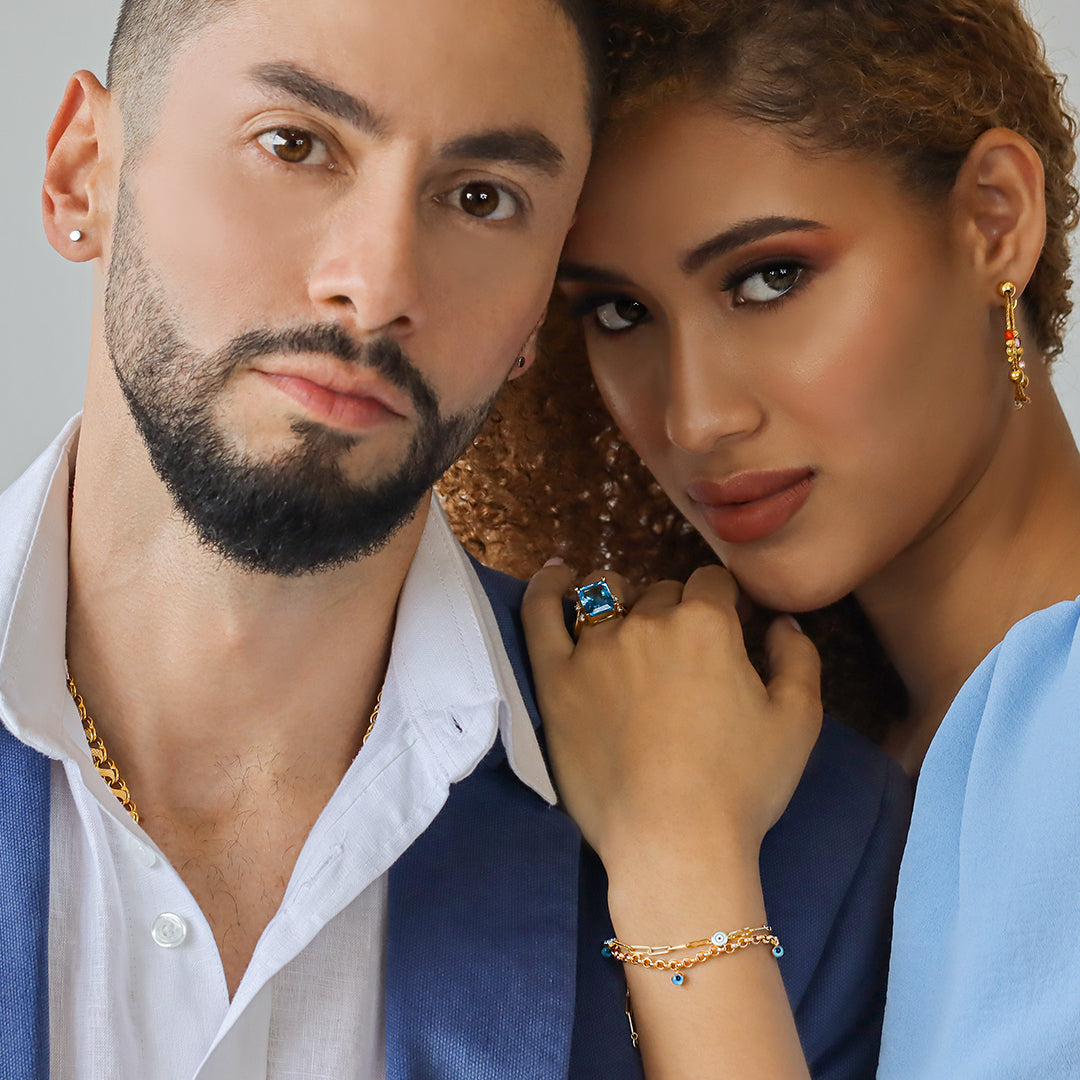 Encuentra la elegancia en estas hermosas Candongas Especial Party Colors I, hechas de oro de 18K y diseñadas por Joyería Caracas. Con garantía de por vida, disfruta de la calidad y estilo exclusivo en cada pieza. ¡Haz de tus fiestas una experiencia lujosa con estas candongas únicas!