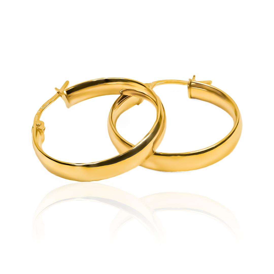 Descubre la elegancia y exclusividad de las Candongas Medio tubo L I. Confeccionadas en oro 18K por Joyería Caracas, cada pieza es una obra de arte atemporal. Disfruta de una garantía de por vida y lleva contigo un símbolo de lujo y buen gusto.