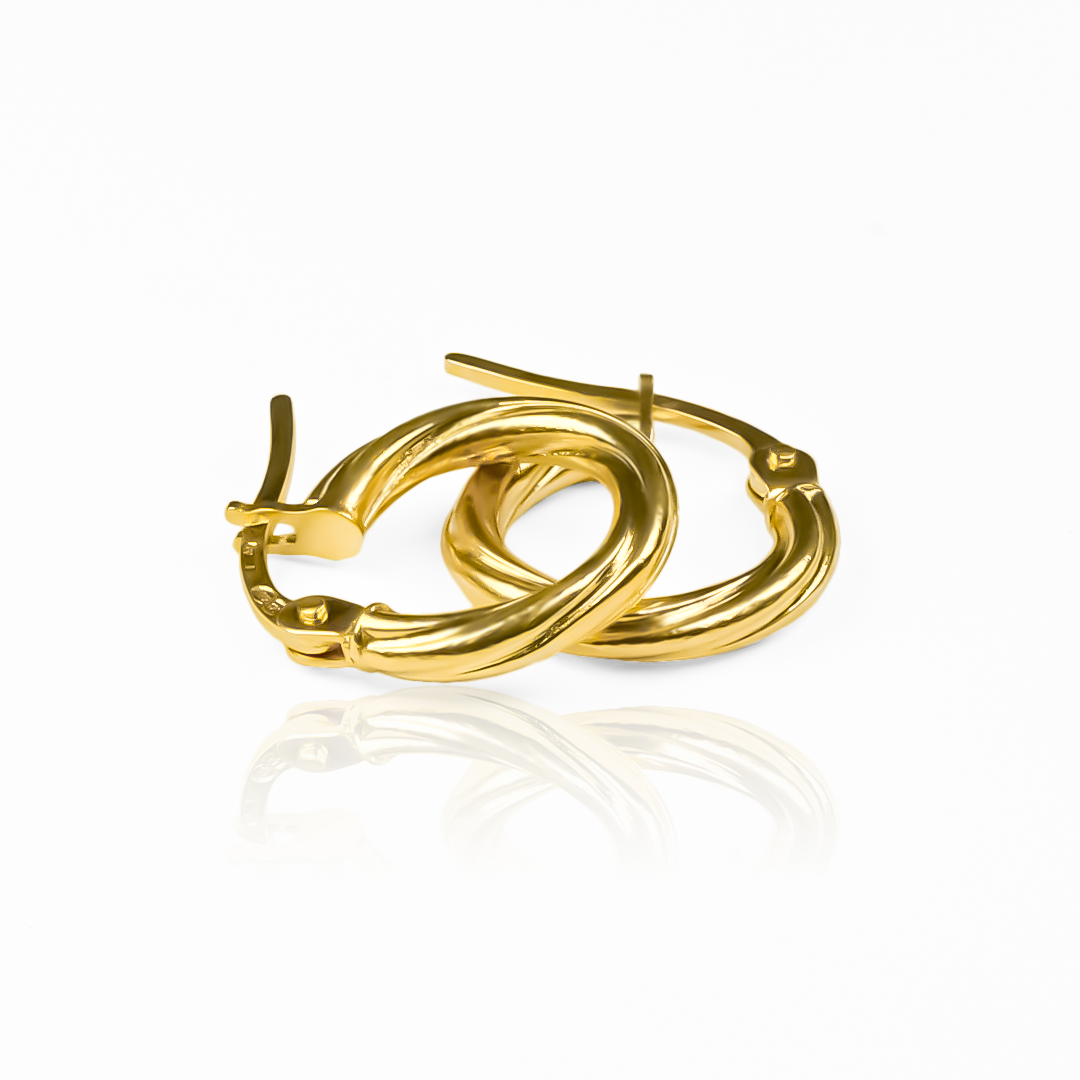 El estilo clásico de Candongas Melcocha, con su elegante diseño en oro de 18K, es perfecto para una mujer sofisticada y exclusiva. Fabricado por Joyería Caracas con una garantía para toda la vida, esta pieza es una joya atemporal que puede ser pasada de generación en generación.