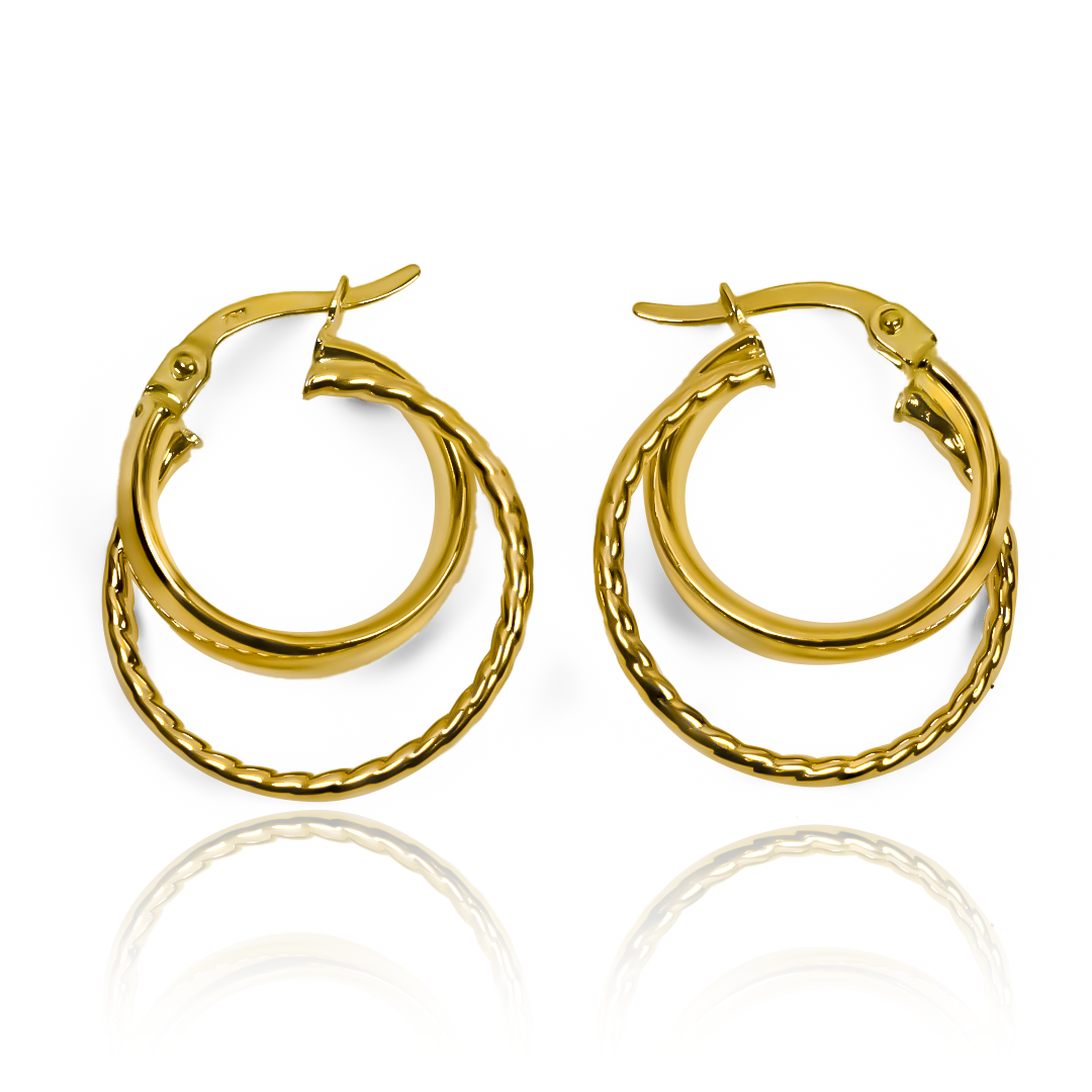 La montaña rusa Candongas Roller Coaster M I es una obra maestra de joyería de Oro 18K de la prestigiosa marca Joyería Caracas. Con su diseño exclusivo y elegante, esta montaña rusa es más que una pieza de joyería, es una garantía de por vida de estilo y lujo.