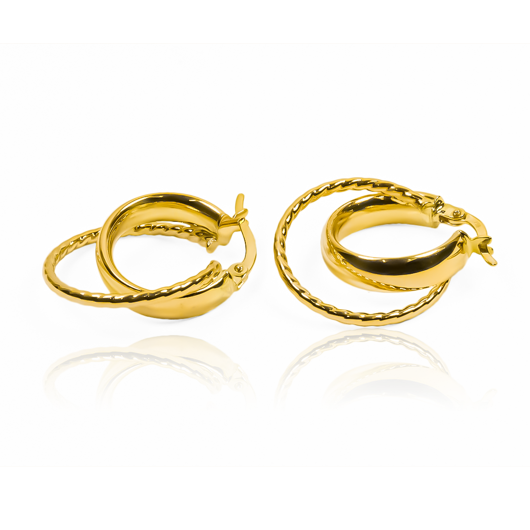 La montaña rusa Candongas Roller Coaster M I es una obra maestra de joyería de Oro 18K de la prestigiosa marca Joyería Caracas. Con su diseño exclusivo y elegante, esta montaña rusa es más que una pieza de joyería, es una garantía de por vida de estilo y lujo.