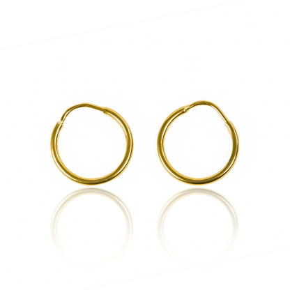 Los elegantes aretes Sin fin M - wJC están hechos de Oro 18K y son una verdadera obra de arte de Joyería Caracas. La calidad y detalle de estos aretes aseguran una garantía para toda la vida. Eleva cualquier atuendo con su sofisticado diseño exclusivo.