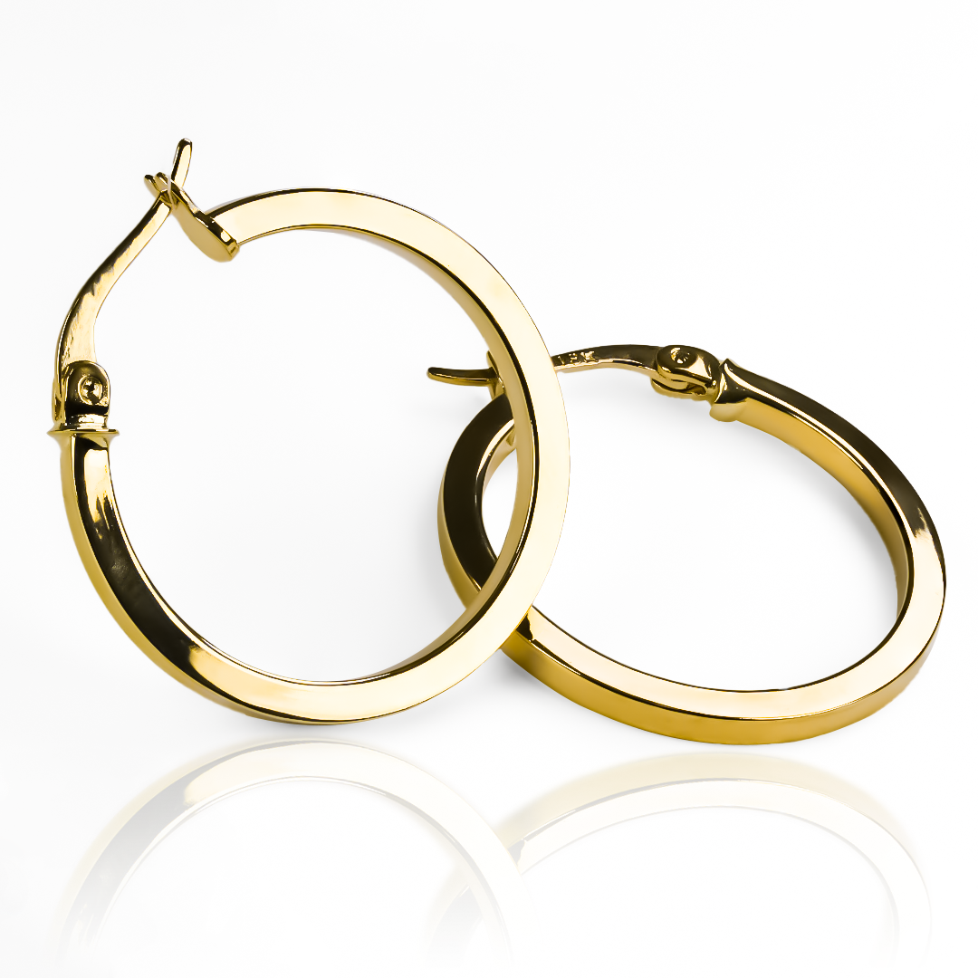 Descubre la elegancia y sofisticación de nuestras Candongas Square tube MI, elaboradas con Oro 18K de la exclusiva Joyería Caracas. Con garantía para toda la vida, es la mejor opción para lucir con clase y estilo en cualquier ocasión.