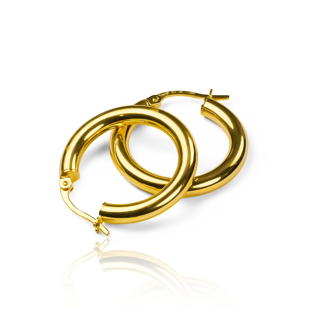 Descubre la elegante y exclusiva Candongas Tubo Clásica SM I, confeccionada en oro de 18K por la prestigiosa Joyería Caracas. Con garantía de por vida, esta pieza es un símbolo de lujo y sofisticación que perdurará en el tiempo.