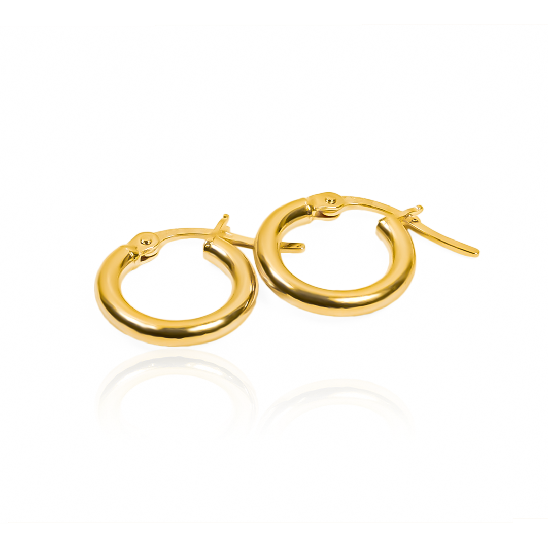Candongas Tubo Classic S I es una pieza única en oro 18K de la reconocida joyería Caracas. Con una garantía de por vida, este hermoso collar es una inversión en elegancia y exclusividad. Añada un toque de lujo a cualquier atuendo con este imprescindible accesorio.