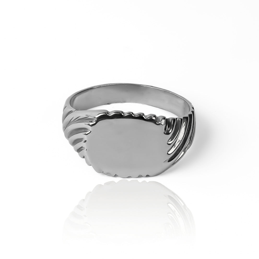 Anillo classic ring child de Joyería Caracas. Hecho de oro 18k y con garantía de por vida, este clásico anillo es perfecto para cualquier niño.