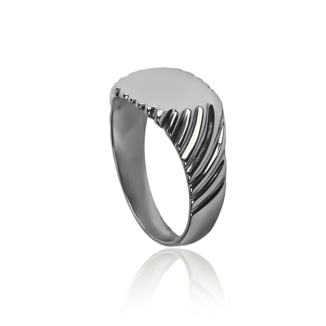 Anillo classic ring child de Joyería Caracas. Hecho de oro 18k y con garantía de por vida, este clásico anillo es perfecto para cualquier niño.